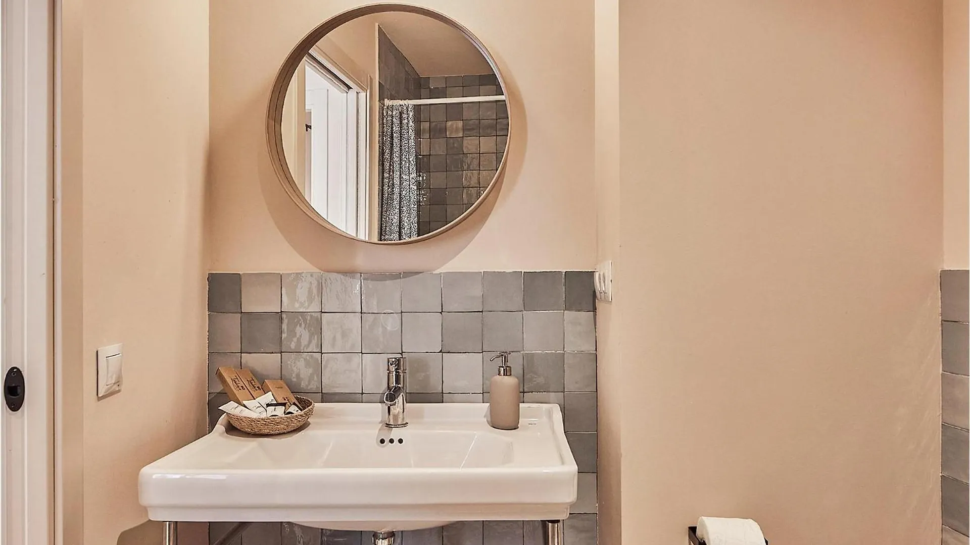 Awesome Apartment In Cdiz With Kitchen Καντίζ